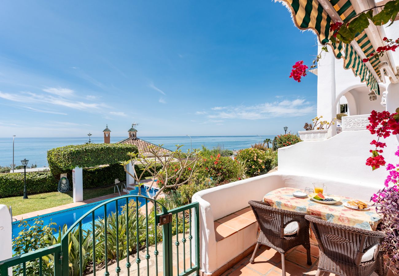 Terraced House in Benajarafe - First line beach, direct access to the pool from terrace