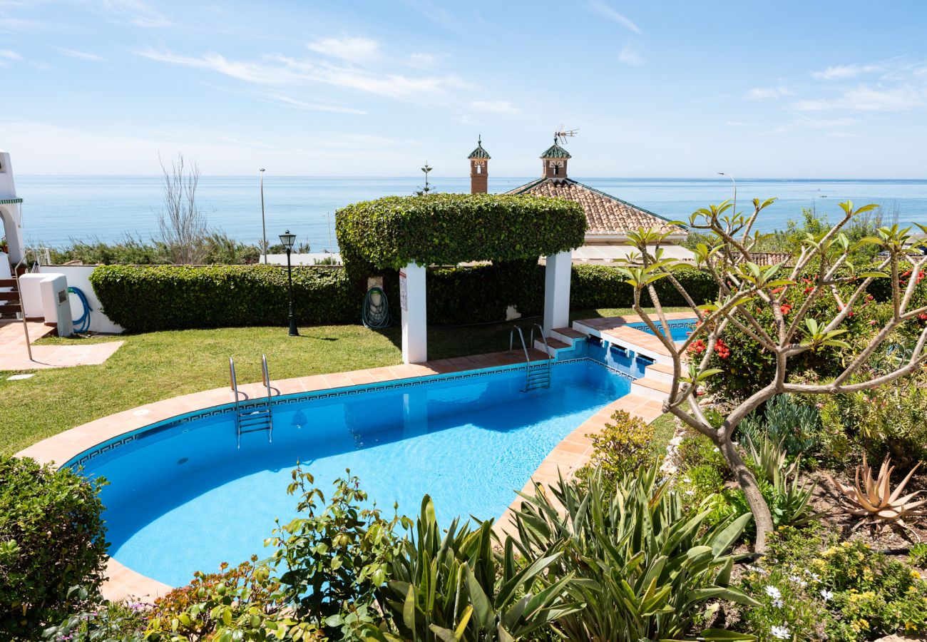 Terraced House in Benajarafe - First line beach, direct access to the pool from terrace