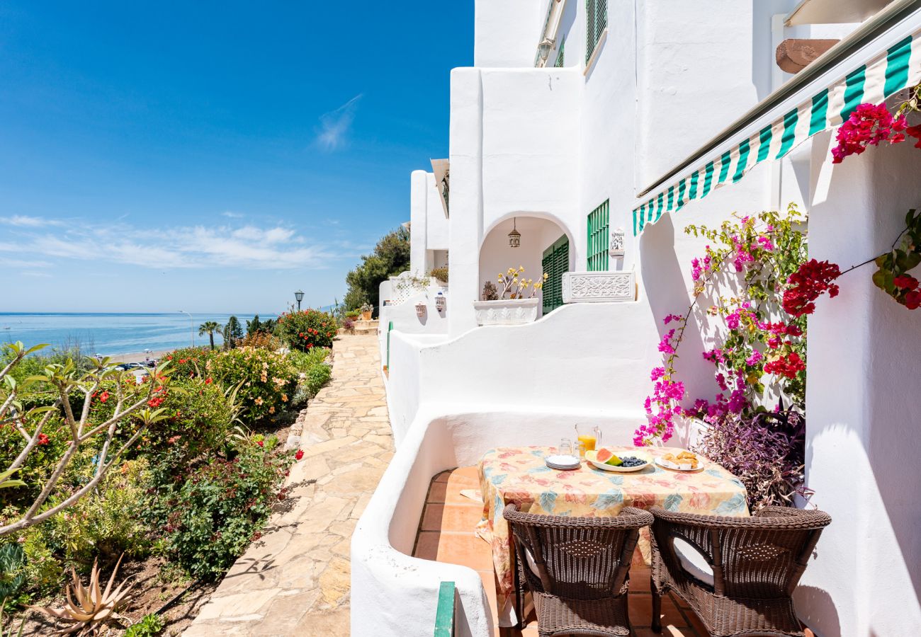 Terraced House in Benajarafe - First line beach, direct access to the pool from terrace