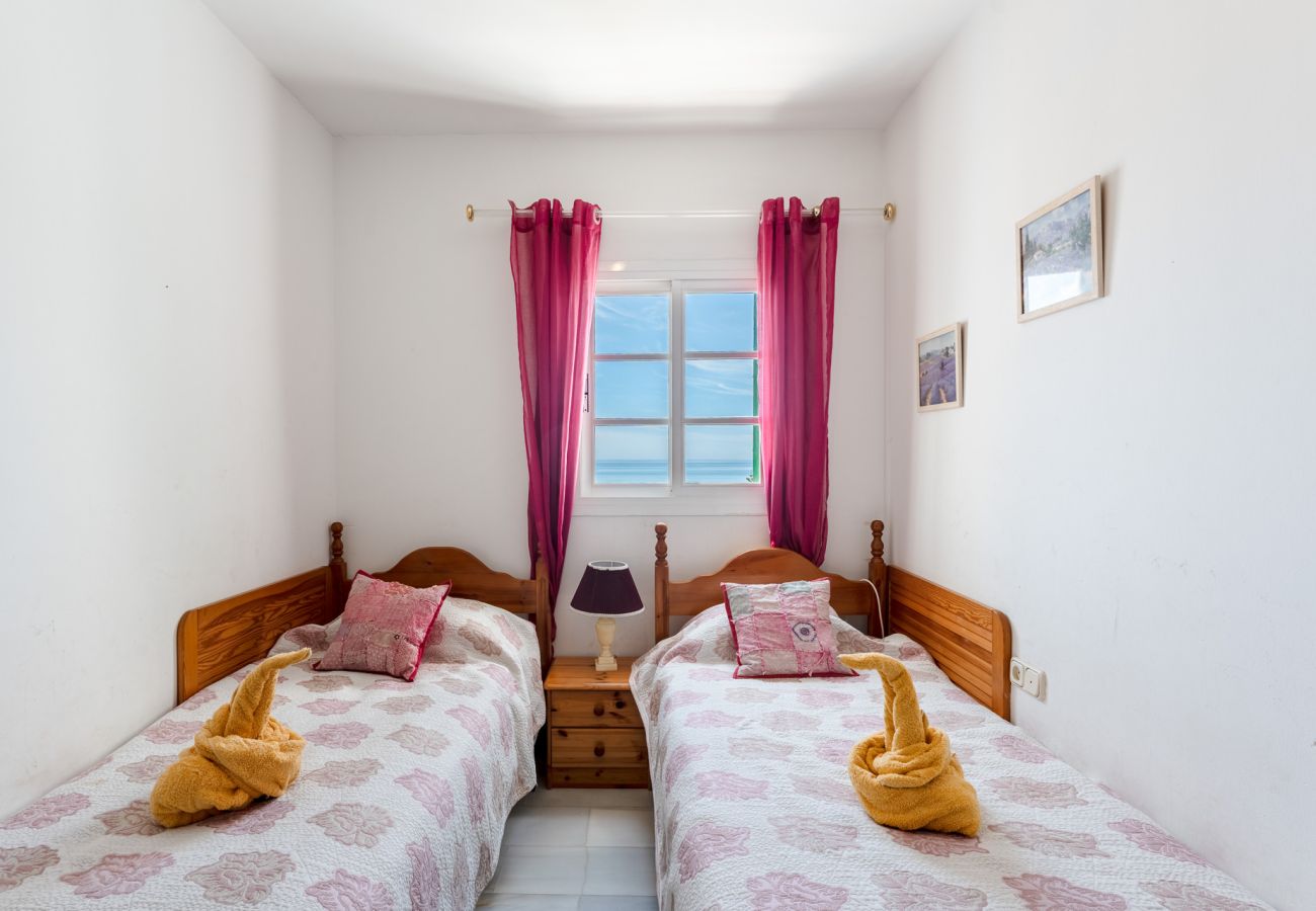 Terraced House in Benajarafe - First line beach, direct access to the pool from terrace