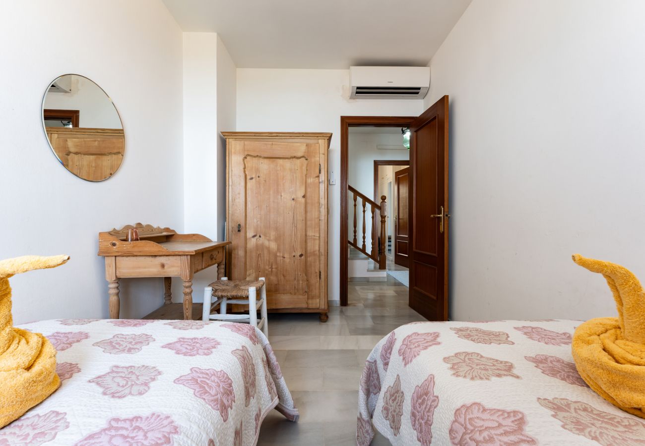 Terraced House in Benajarafe - First line beach, direct access to the pool from terrace