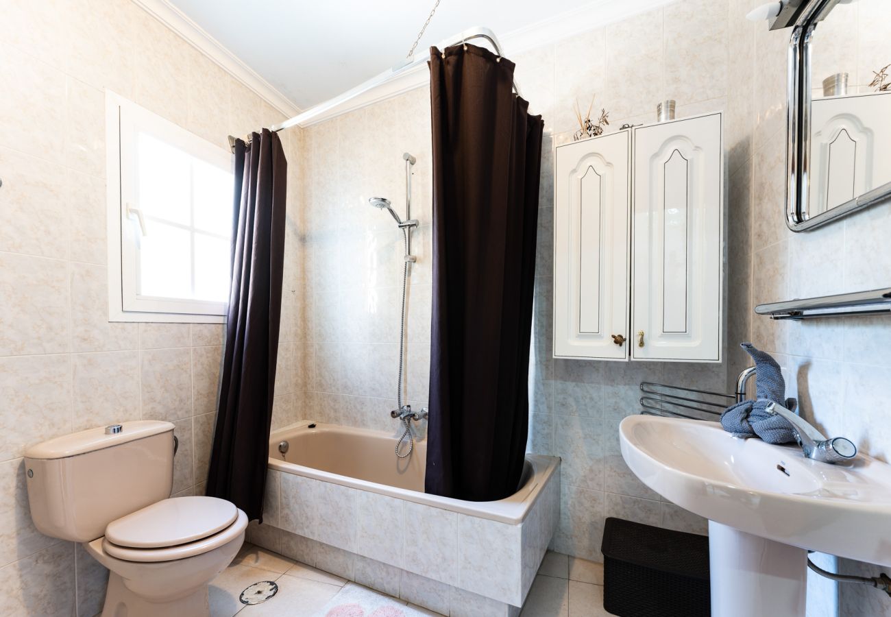 Terraced House in Benajarafe - First line beach, direct access to the pool from terrace