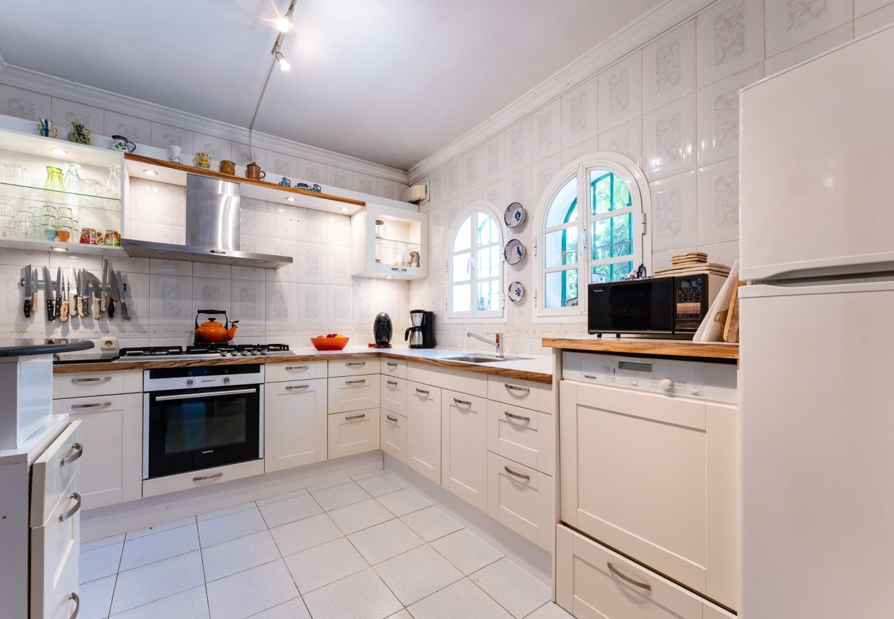 Terraced House in Benajarafe - First line beach, direct access to the pool from terrace