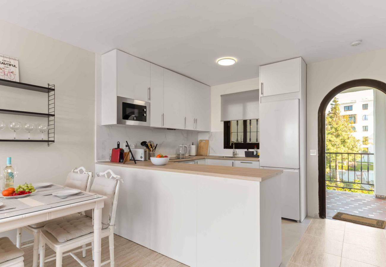 Apartment in Mijas Costa - PRIME LOCATION! Few minutes walk to the Beach, Sports Club, Restaurants, Supermarkets and more!