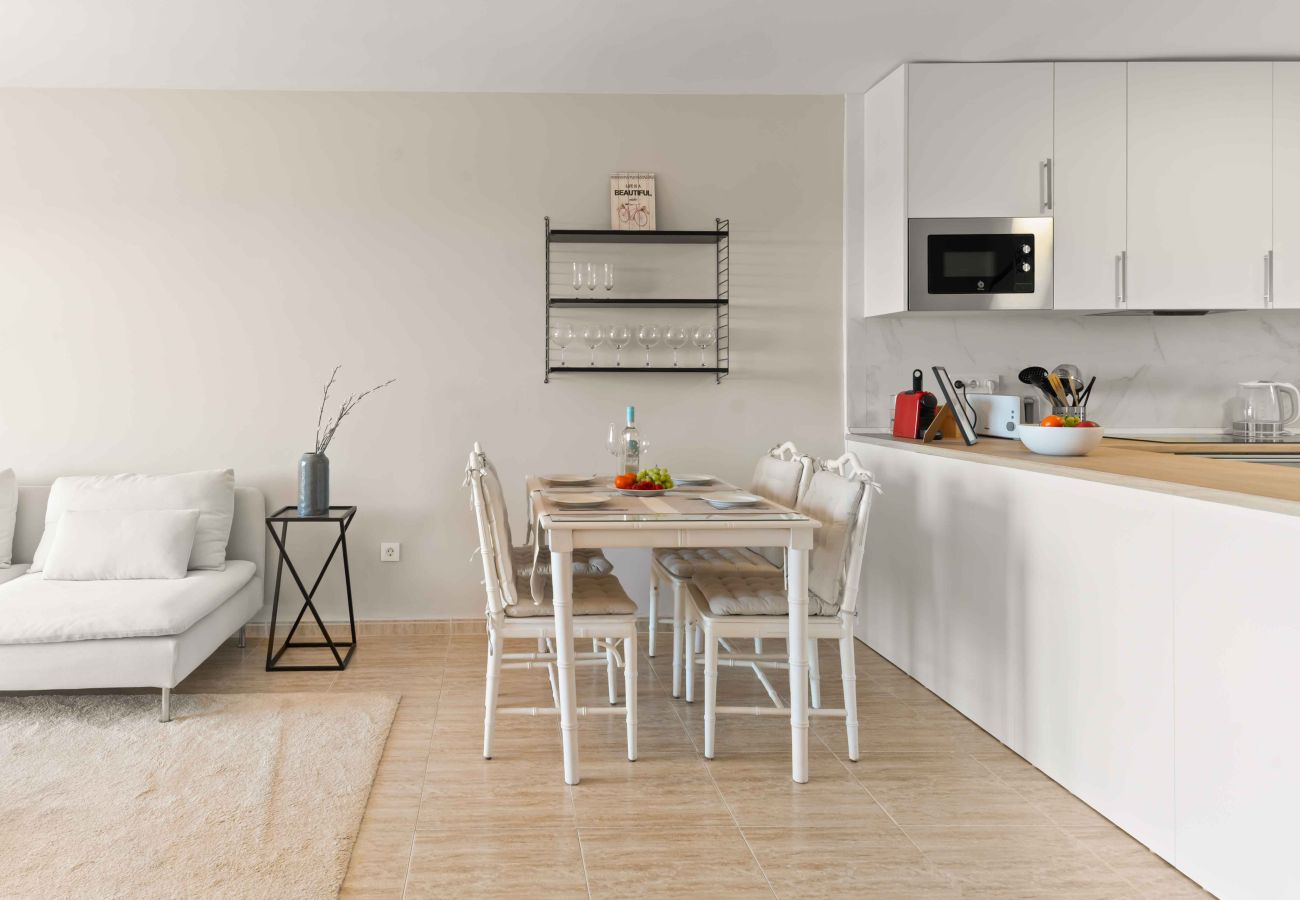 Apartment in Mijas Costa - PRIME LOCATION! Few minutes walk to the Beach, Sports Club, Restaurants, Supermarkets and more!