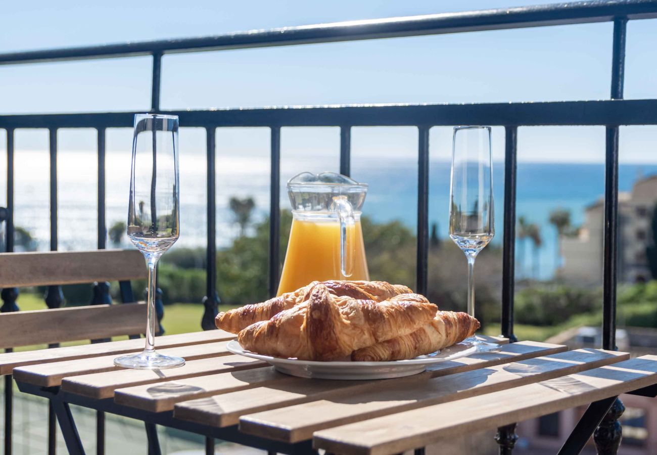 Apartment in Mijas Costa - PRIME LOCATION! Few minutes walk to the Beach, Sports Club, Restaurants, Supermarkets and more!