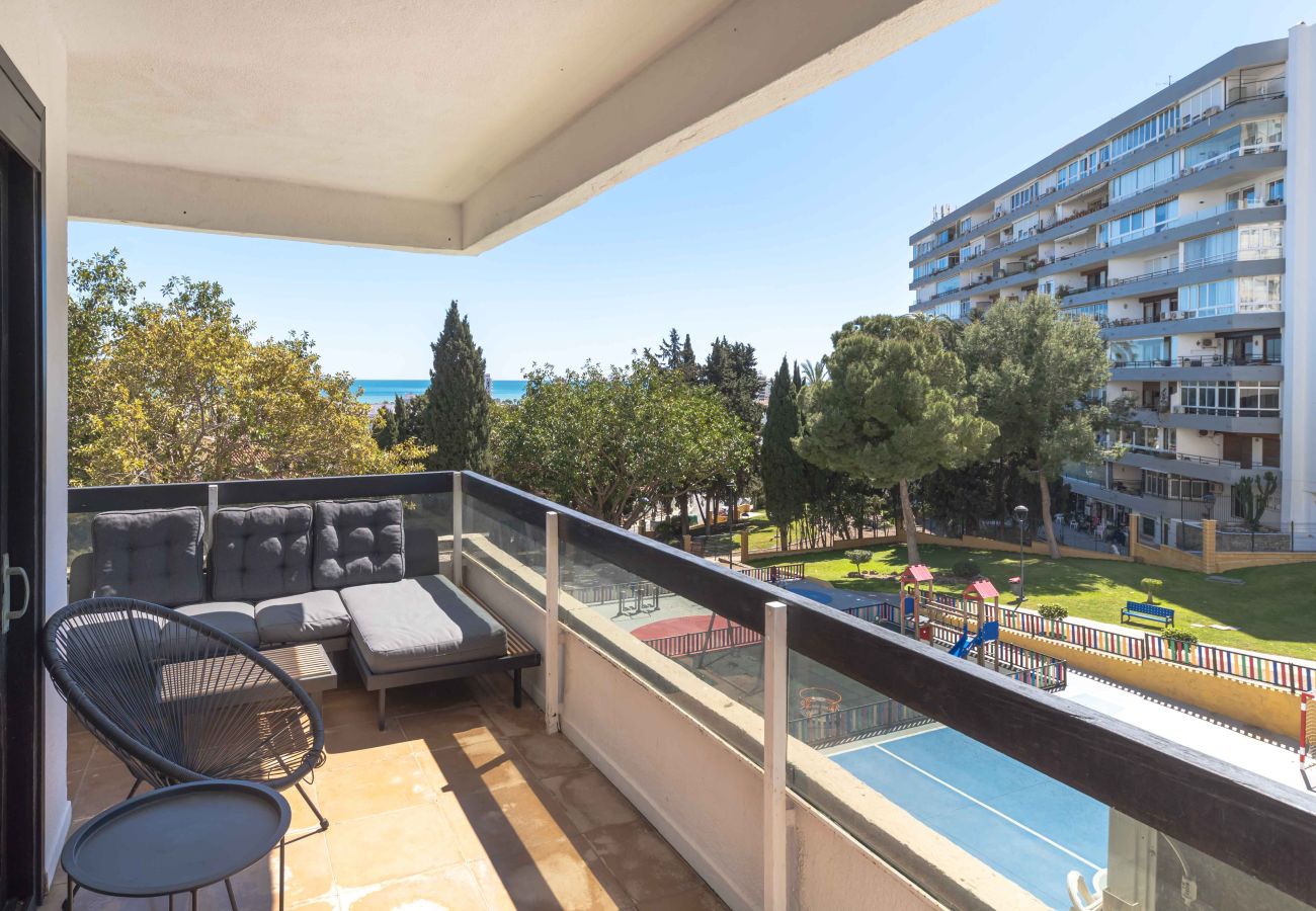 Apartment in Torremolinos - Perfect location! Walk a few minutes to restaurants, lovely beach, town, train and bus.