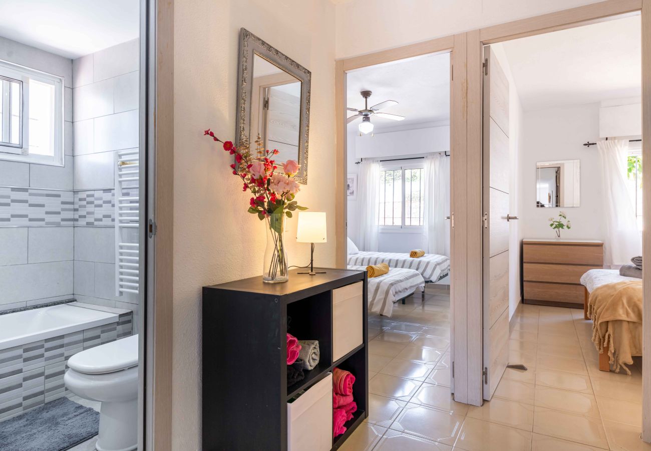 Apartment in Mijas Costa - Easy walk to lovely Beach, Restaurants and La Cala de Mijas Town