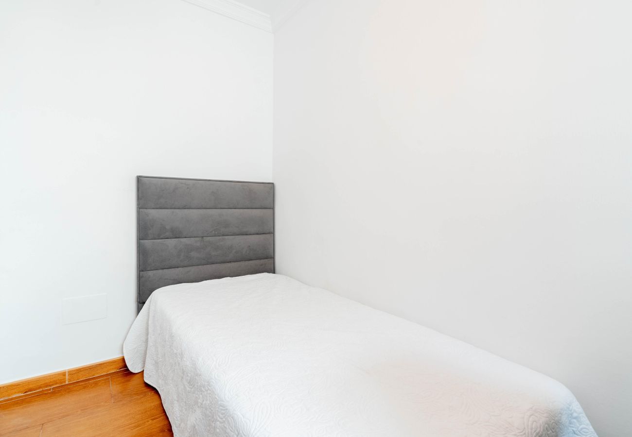 Apartment in Estepona - Modern City apartment with easy walk to Orchid park, Beach and Town