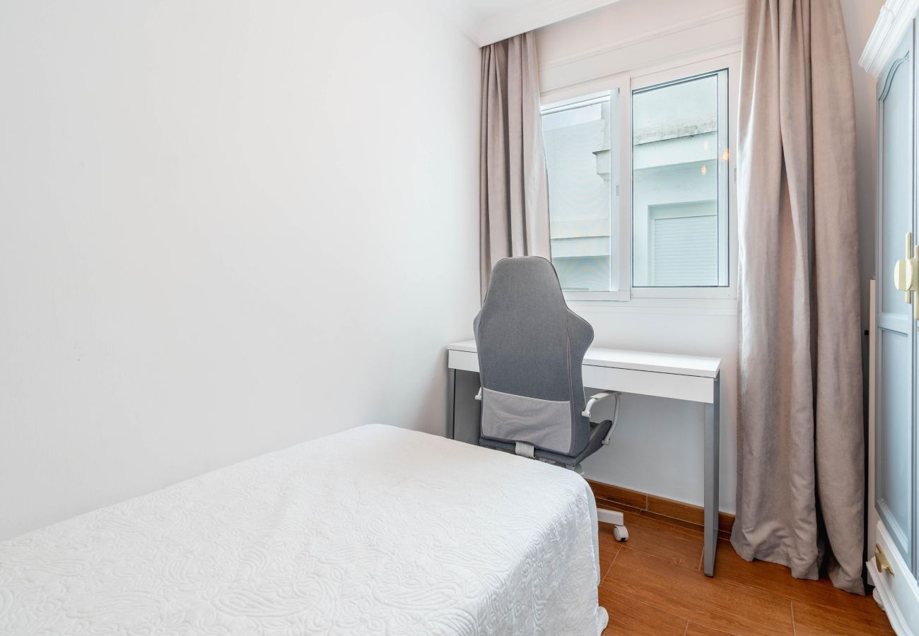 Apartment in Estepona - Modern City apartment with easy walk to Orchid park, Beach and Town