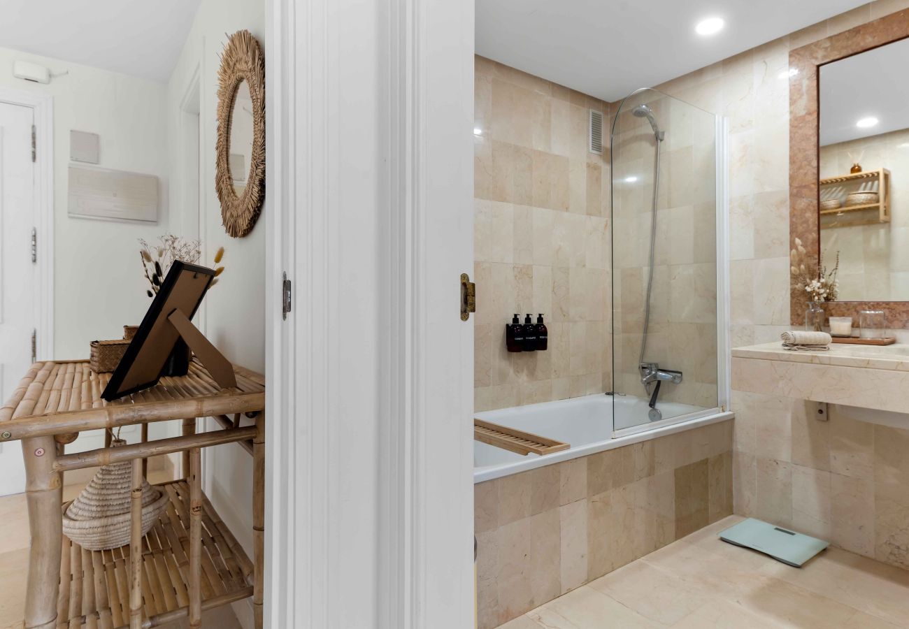 Apartment in Estepona - Charming penthouse with access to 5 pools, including 1 heated pool, just a short walk from the beach