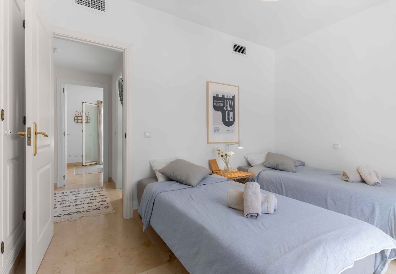 Apartment in Estepona - Charming penthouse with access to 5 pools, including 1 heated pool, just a short walk from the beach