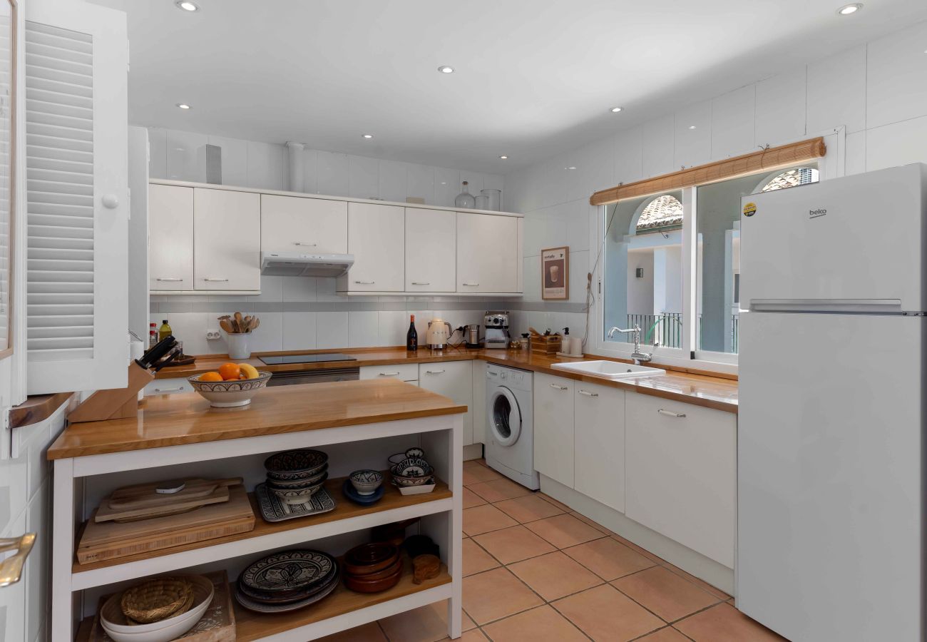 Apartment in Estepona - Charming penthouse with access to 5 pools, including 1 heated pool, just a short walk from the beach