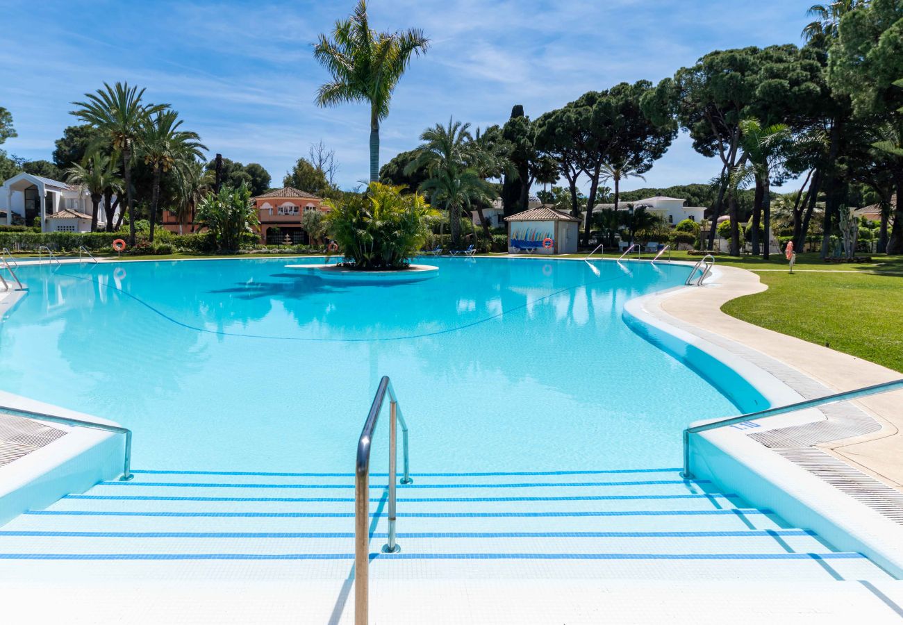 Apartment in Estepona - Charming penthouse with access to 5 pools, including 1 heated pool, just a short walk from the beach