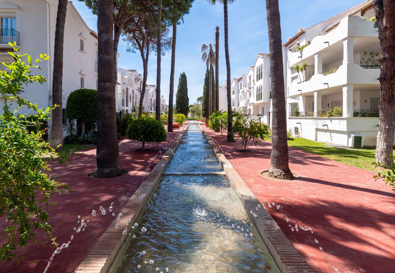 Apartment in Estepona - Charming penthouse with access to 5 pools, including 1 heated pool, just a short walk from the beach