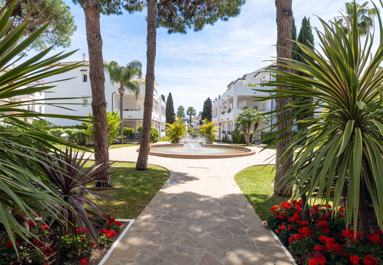 Apartment in Estepona - Charming penthouse with access to 5 pools, including 1 heated pool, just a short walk from the beach