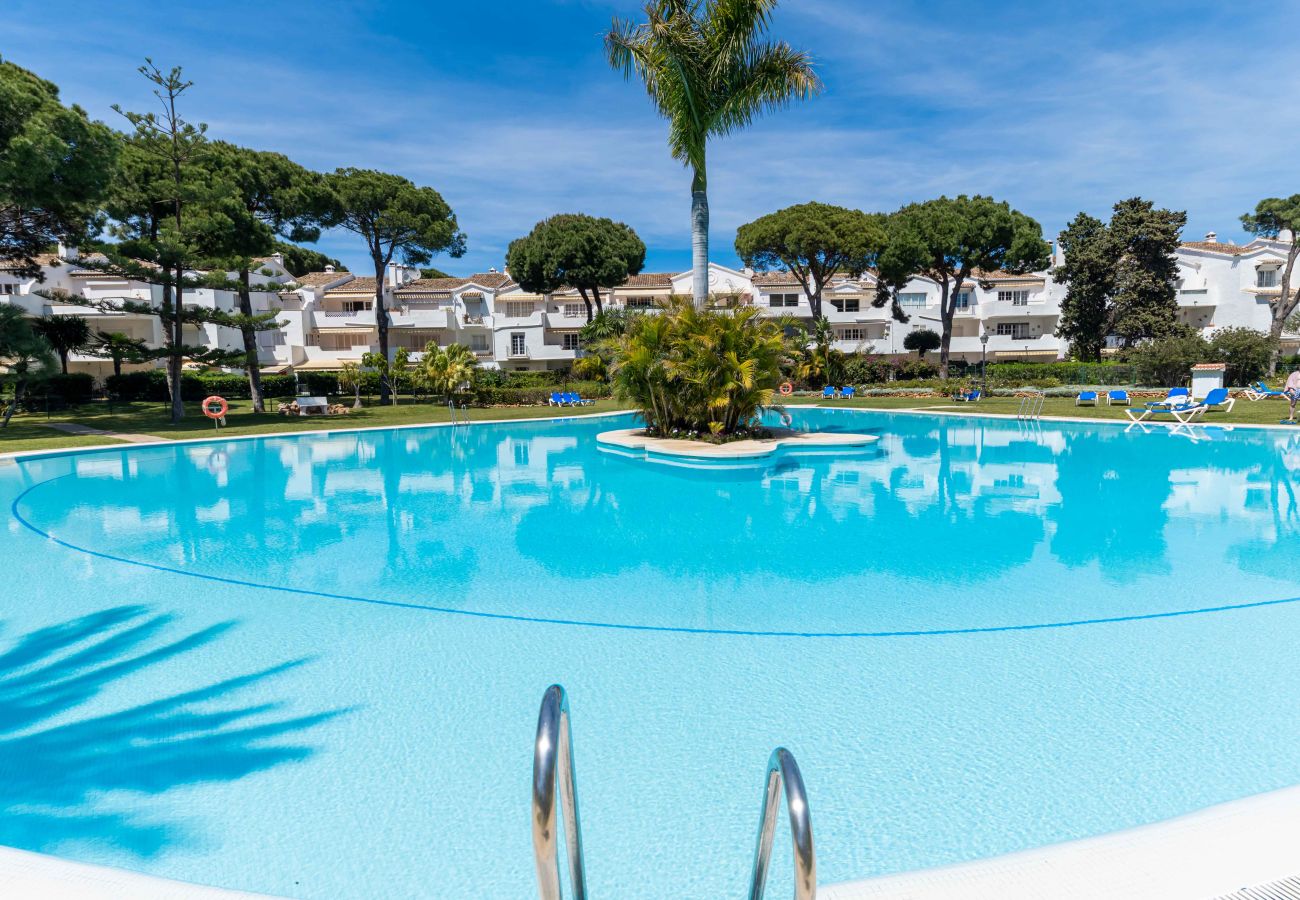 Apartment in Estepona - Charming penthouse with access to 5 pools, including 1 heated pool, just a short walk from the beach