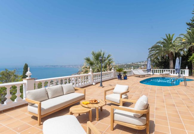 Villa in Benalmádena - Beautiful Villa with Magical Sea Views, Private Pool and Jacuzzi! Only 12min walk to the Beach, Restaurants & Shops