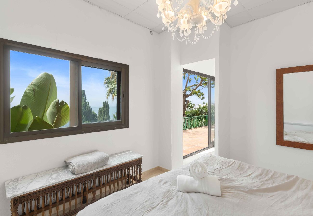 Villa in Benalmádena - Beautiful Villa with Magical Sea Views, Private Pool and Jacuzzi! Only 12min walk to the Beach, Restaurants & Shops