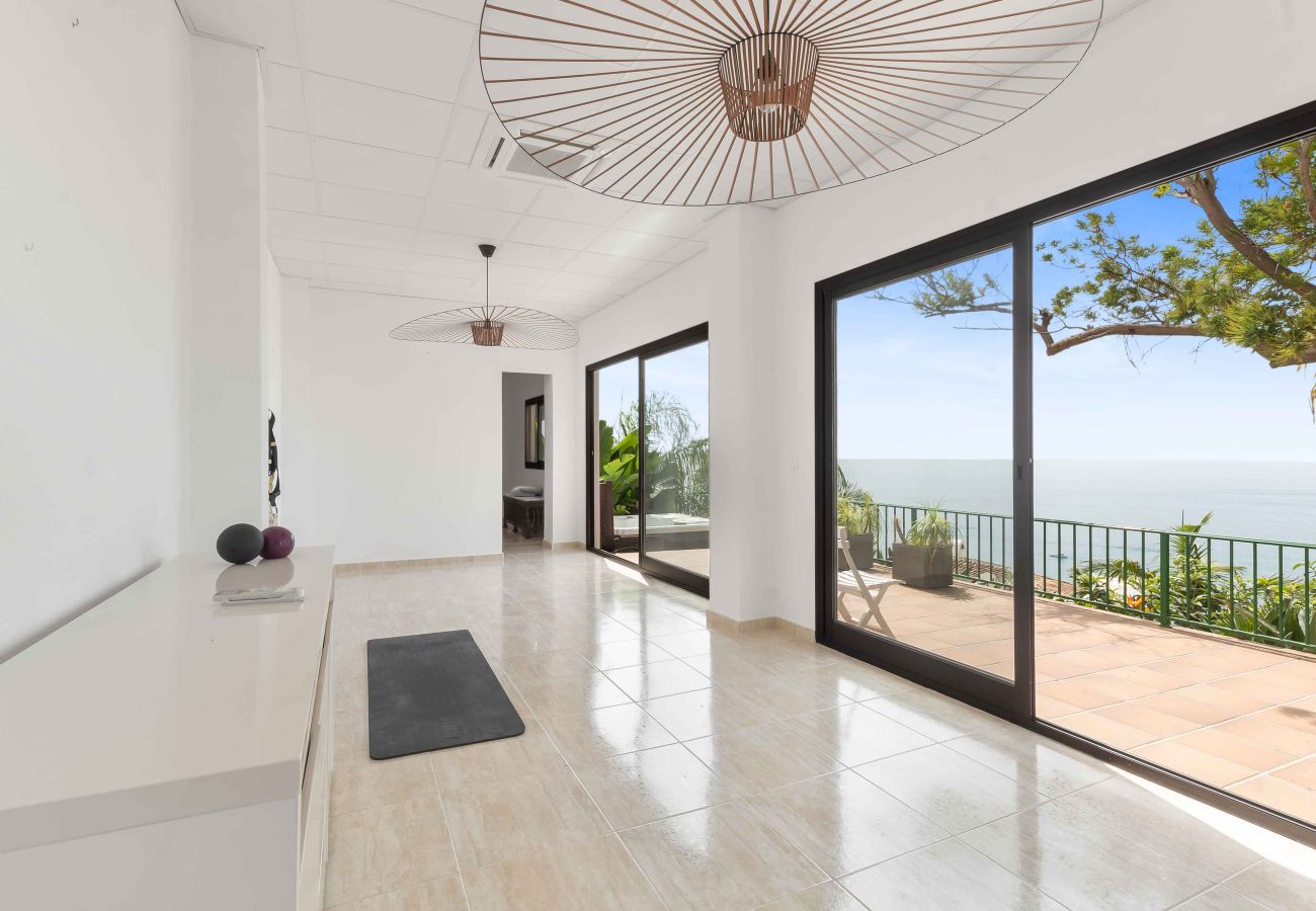 Villa in Benalmádena - Beautiful Villa with Magical Sea Views, Private Pool and Jacuzzi! Only 12min walk to the Beach, Restaurants & Shops