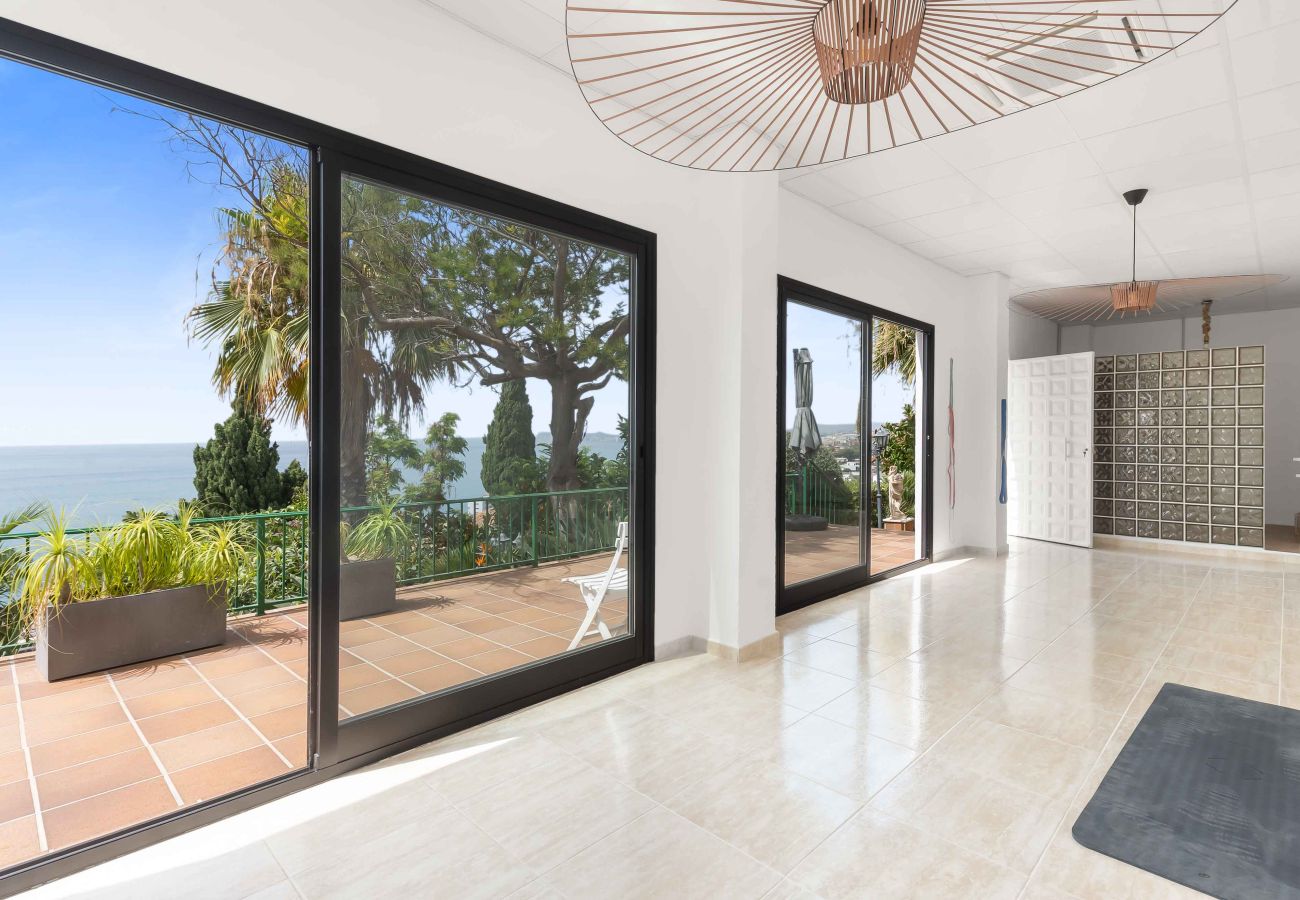 Villa in Benalmádena - Beautiful Villa with Magical Sea Views, Private Pool and Jacuzzi! Only 12min walk to the Beach, Restaurants & Shops
