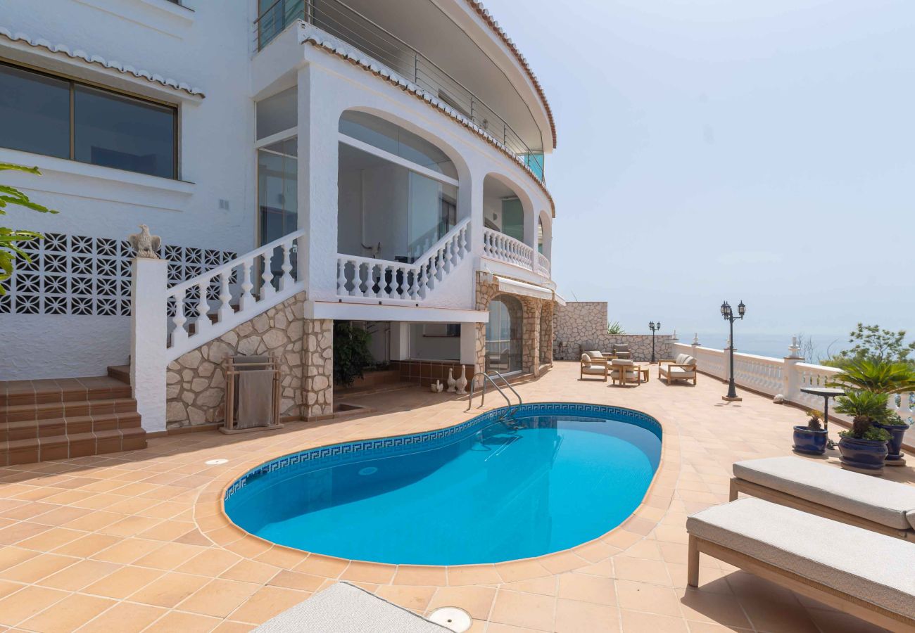 Villa in Benalmádena - Beautiful Villa with Magical Sea Views, Private Pool and Jacuzzi! Only 12min walk to the Beach, Restaurants & Shops