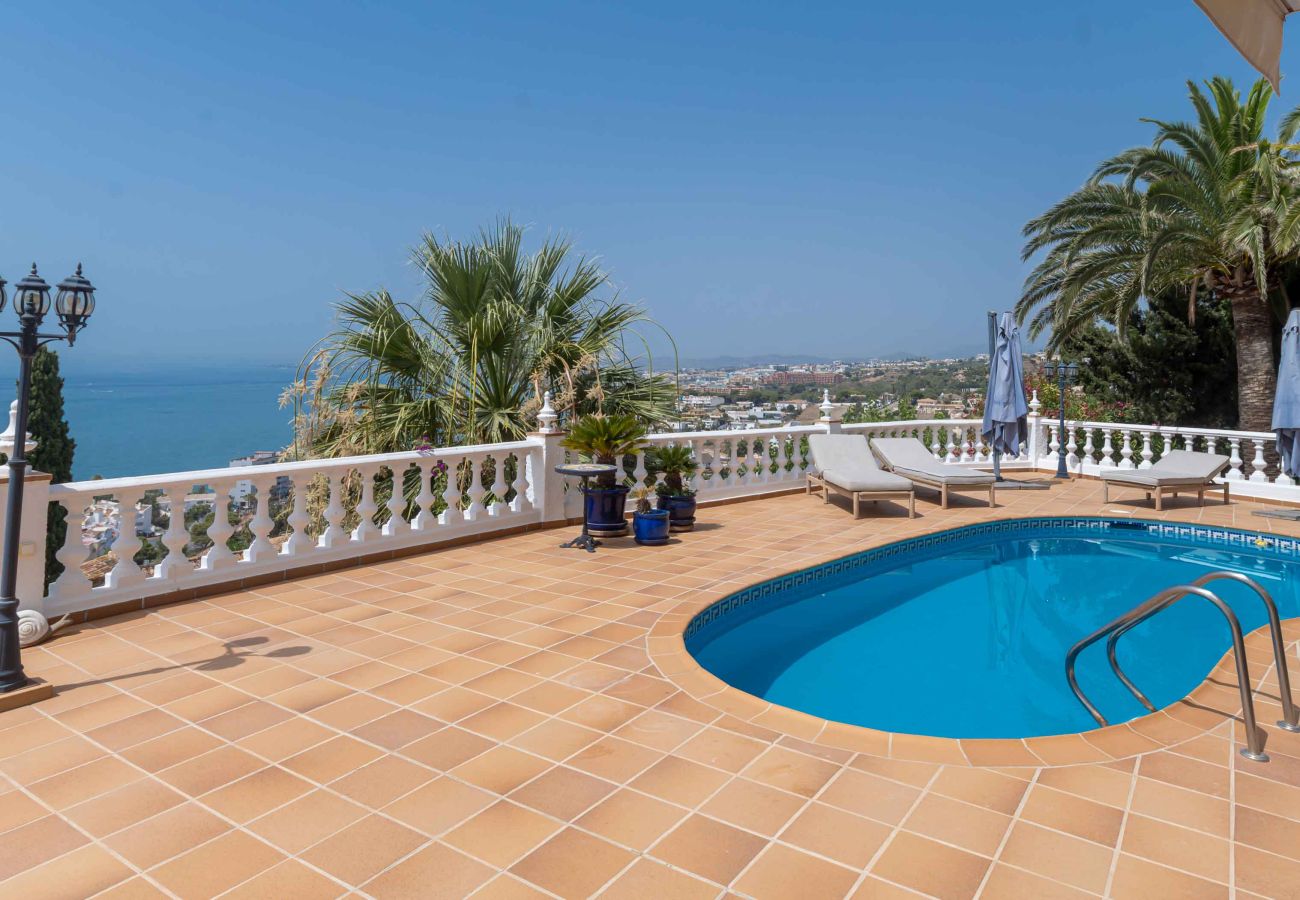 Villa in Benalmádena - Beautiful Villa with Magical Sea Views, Private Pool and Jacuzzi! Only 12min walk to the Beach, Restaurants & Shops