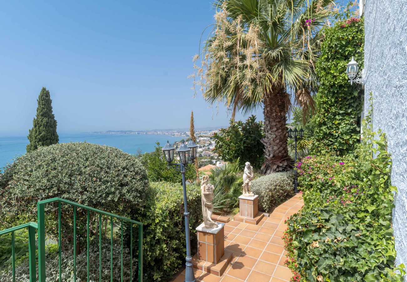 Villa in Benalmádena - Beautiful Villa with Magical Sea Views, Private Pool and Jacuzzi! Only 12min walk to the Beach, Restaurants & Shops