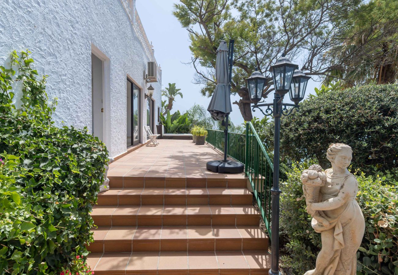 Villa in Benalmádena - Beautiful Villa with Magical Sea Views, Private Pool and Jacuzzi! Only 12min walk to the Beach, Restaurants & Shops