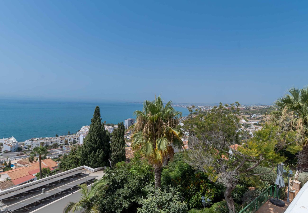 Villa in Benalmádena - Beautiful Villa with Magical Sea Views, Private Pool and Jacuzzi! Only 12min walk to the Beach, Restaurants & Shops