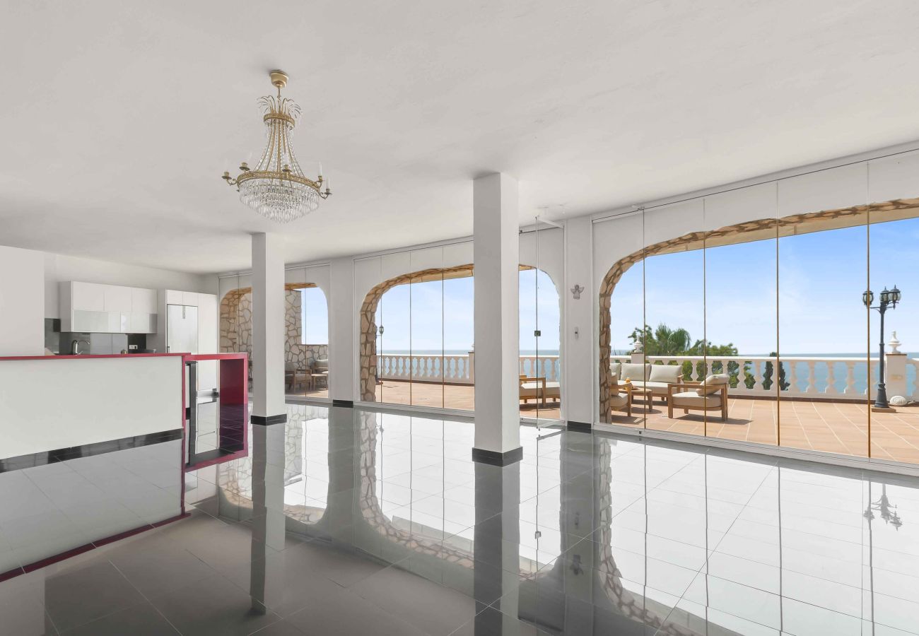 Villa in Benalmádena - Beautiful Villa with Magical Sea Views, Private Pool and Jacuzzi! Only 12min walk to the Beach, Restaurants & Shops