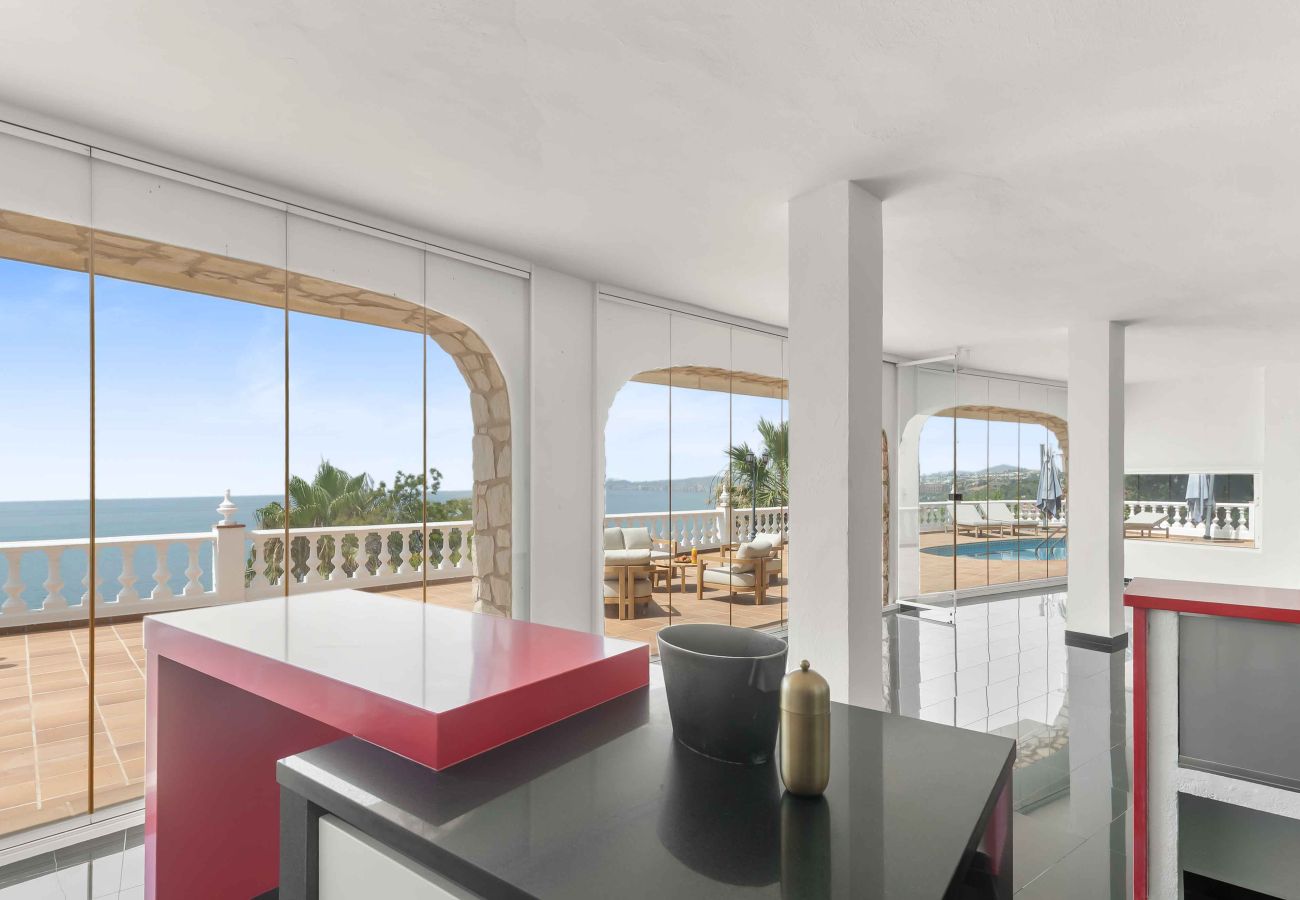 Villa in Benalmádena - Beautiful Villa with Magical Sea Views, Private Pool and Jacuzzi! Only 12min walk to the Beach, Restaurants & Shops