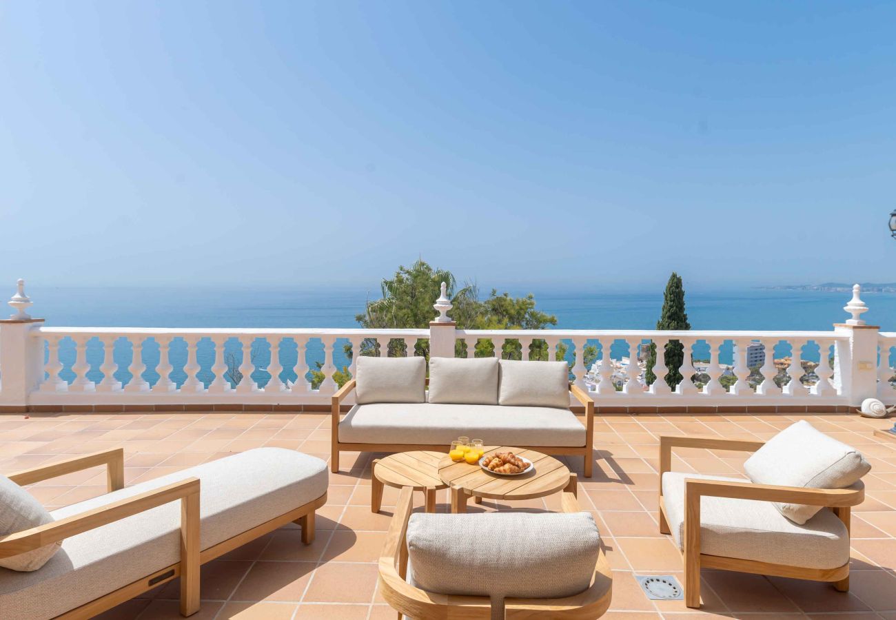 Villa in Benalmádena - Beautiful Villa with Magical Sea Views, Private Pool and Jacuzzi! Only 12min walk to the Beach, Restaurants & Shops