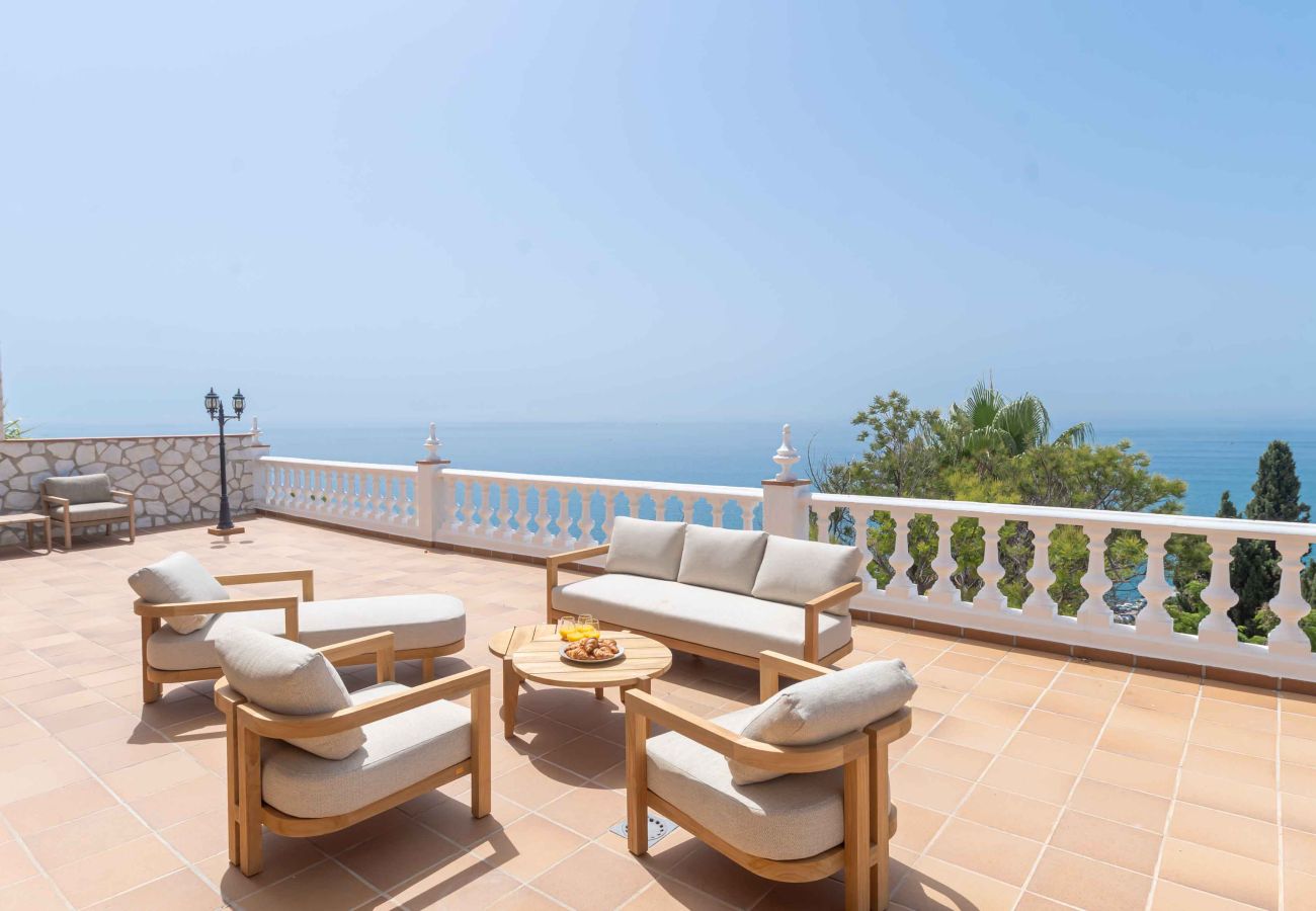 Villa in Benalmádena - Beautiful Villa with Magical Sea Views, Private Pool and Jacuzzi! Only 12min walk to the Beach, Restaurants & Shops