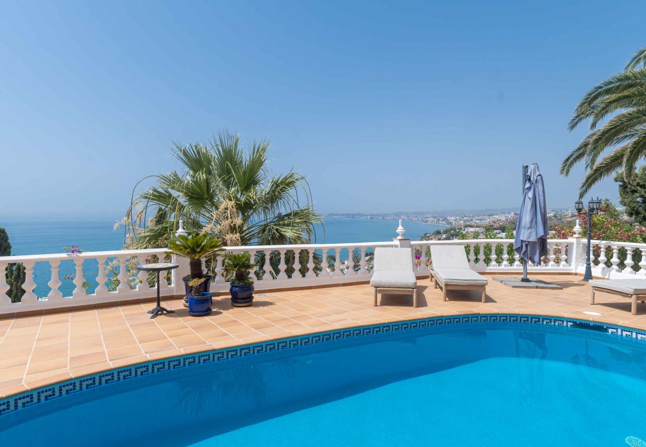 Villa in Benalmádena - Beautiful Villa with Magical Sea Views, Private Pool and Jacuzzi! Only 12min walk to the Beach, Restaurants & Shops