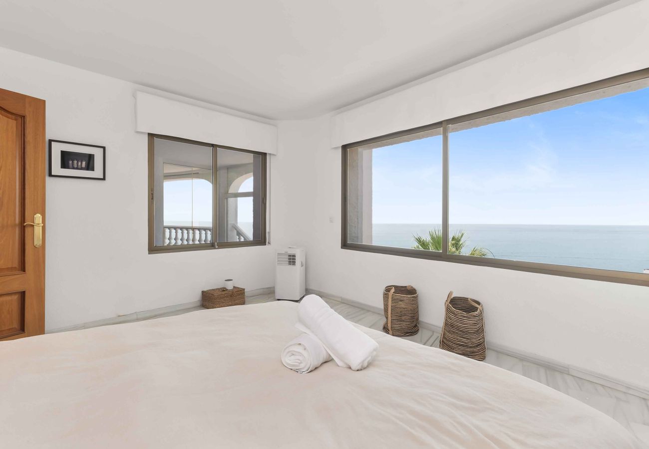 Villa in Benalmádena - Beautiful Villa with Magical Sea Views, Private Pool and Jacuzzi! Only 12min walk to the Beach, Restaurants & Shops