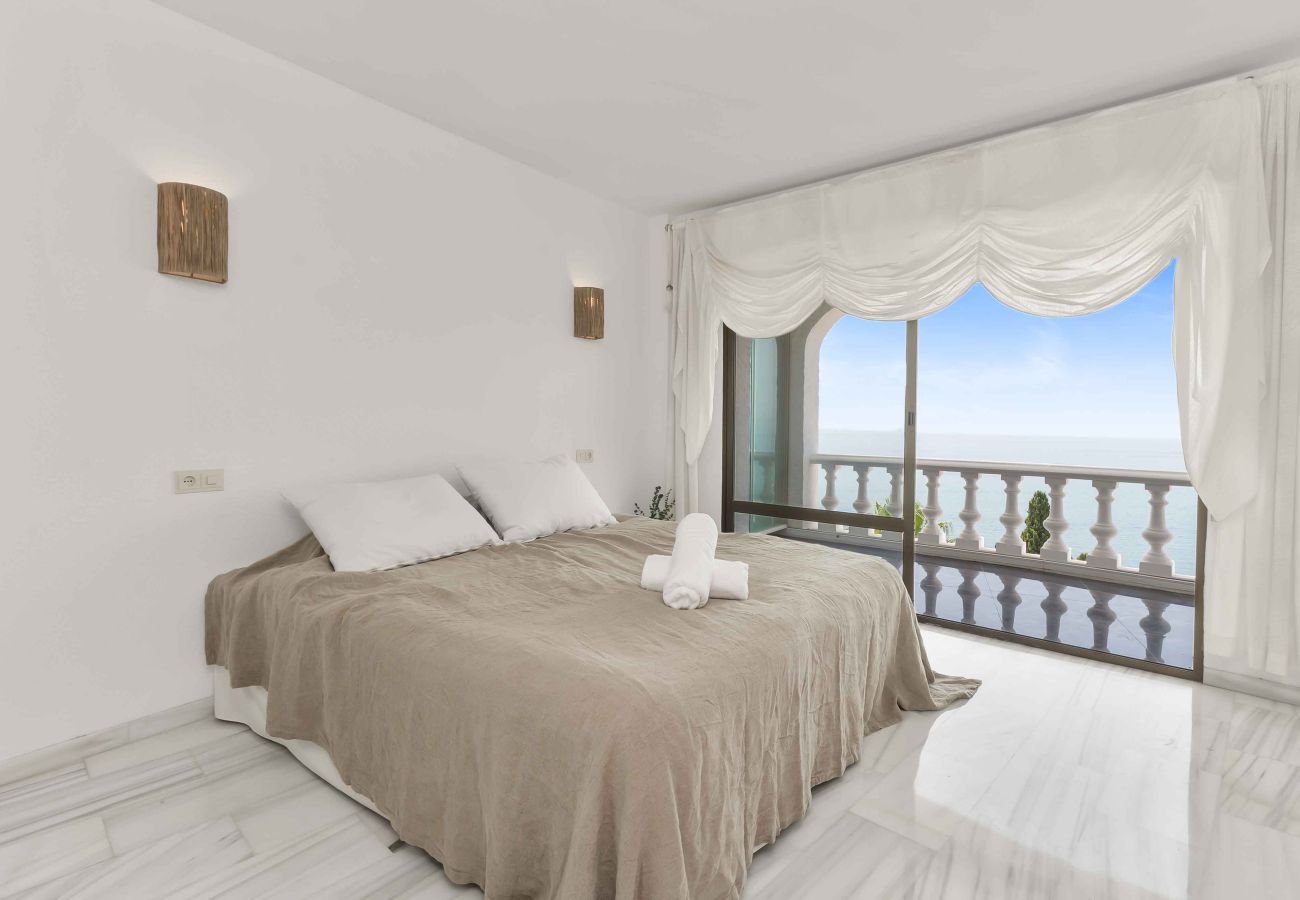 Villa in Benalmádena - Beautiful Villa with Magical Sea Views, Private Pool and Jacuzzi! Only 12min walk to the Beach, Restaurants & Shops