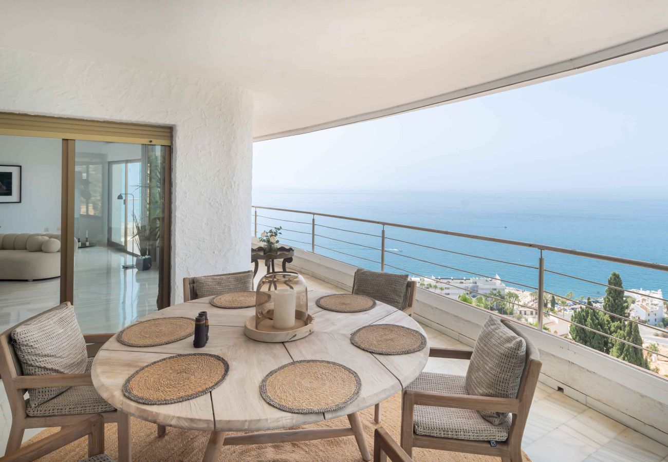 Villa in Benalmádena - Beautiful Villa with Magical Sea Views, Private Pool and Jacuzzi! Only 12min walk to the Beach, Restaurants & Shops