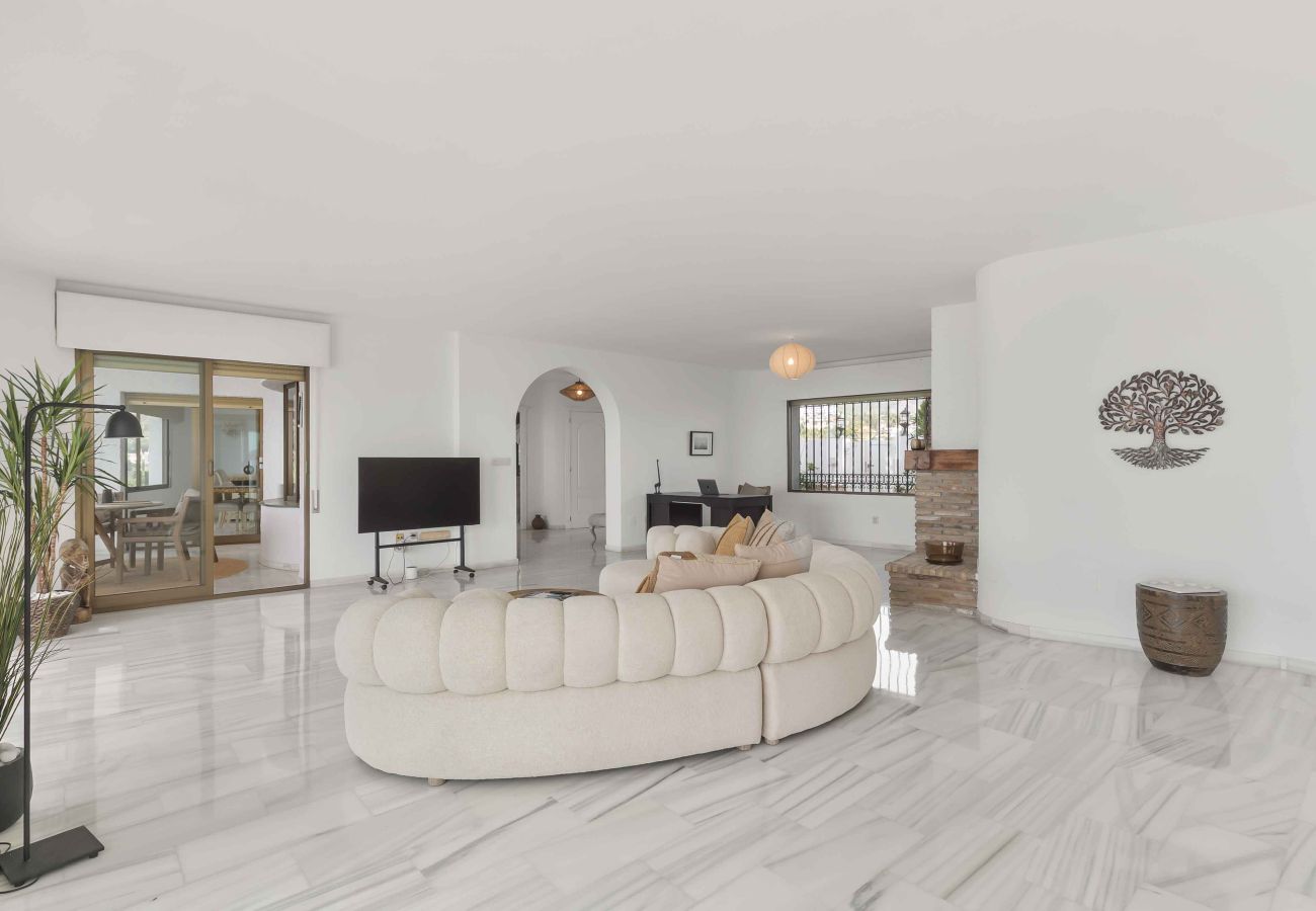 Villa in Benalmádena - Beautiful Villa with Magical Sea Views, Private Pool and Jacuzzi! Only 12min walk to the Beach, Restaurants & Shops