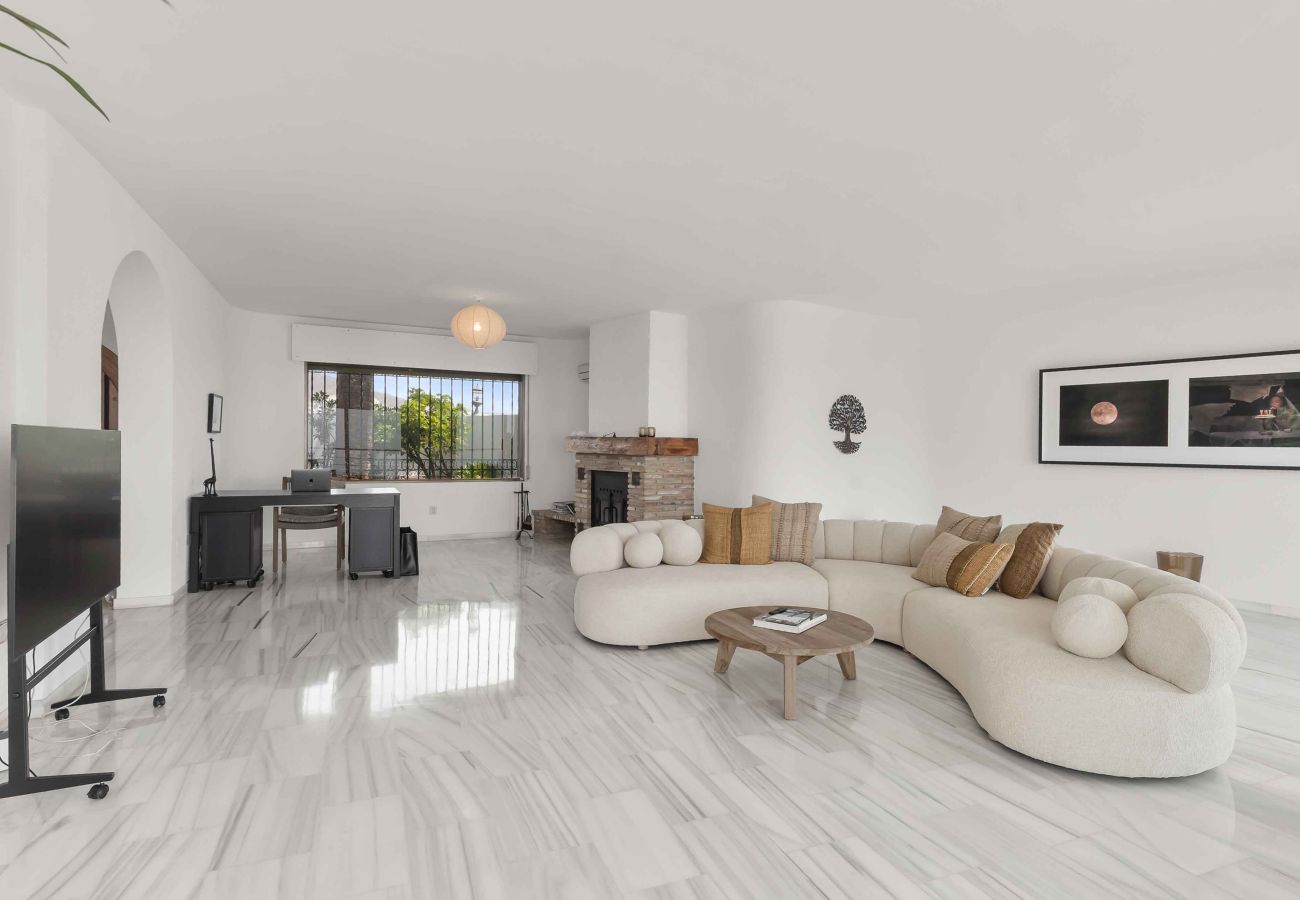Villa in Benalmádena - Beautiful Villa with Magical Sea Views, Private Pool and Jacuzzi! Only 12min walk to the Beach, Restaurants & Shops
