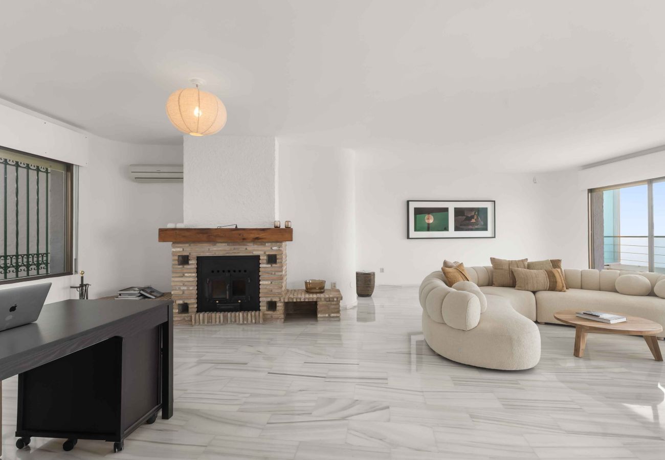 Villa in Benalmádena - Beautiful Villa with Magical Sea Views, Private Pool and Jacuzzi! Only 12min walk to the Beach, Restaurants & Shops