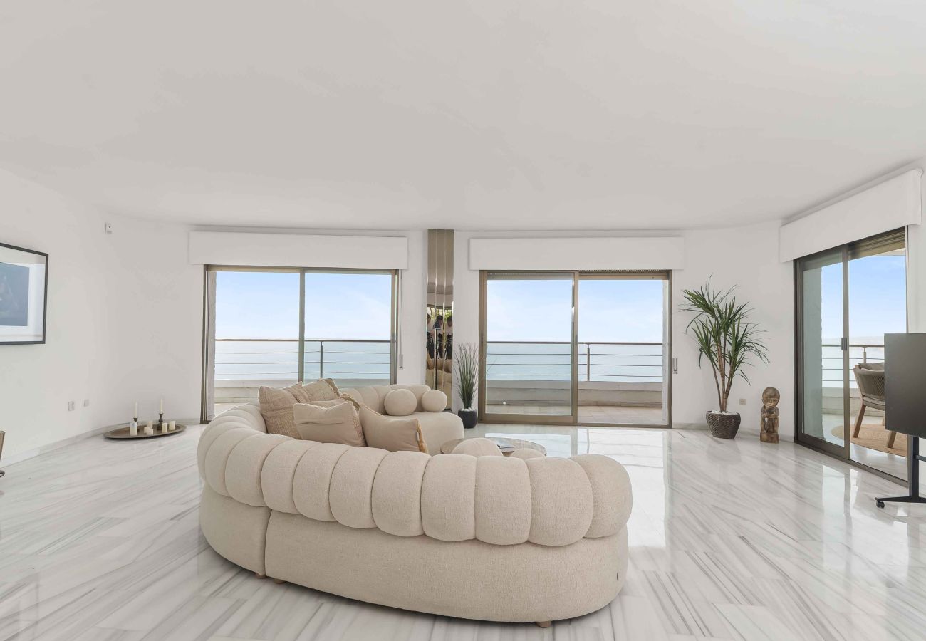Villa in Benalmádena - Beautiful Villa with Magical Sea Views, Private Pool and Jacuzzi! Only 12min walk to the Beach, Restaurants & Shops