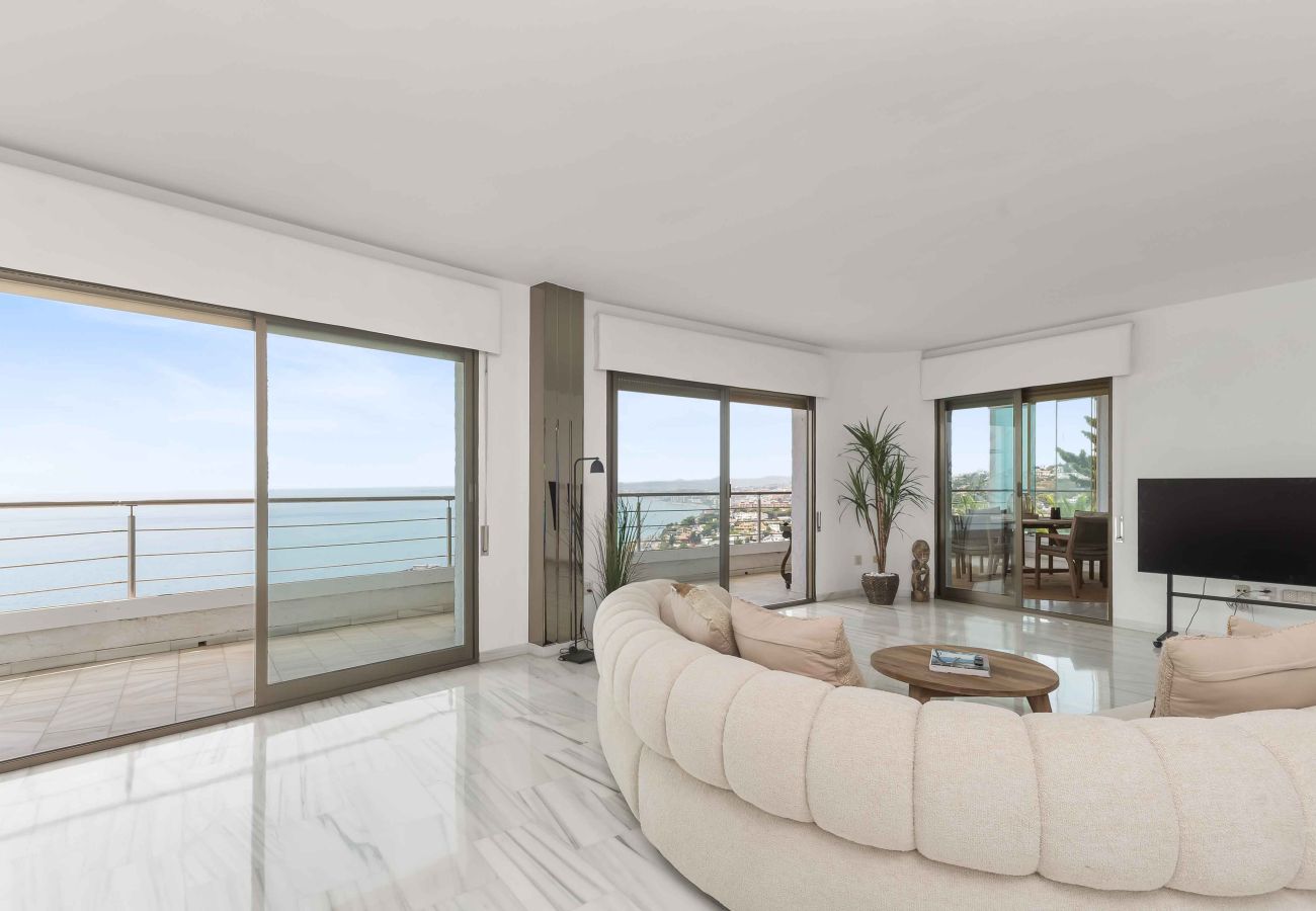 Villa in Benalmádena - Beautiful Villa with Magical Sea Views, Private Pool and Jacuzzi! Only 12min walk to the Beach, Restaurants & Shops