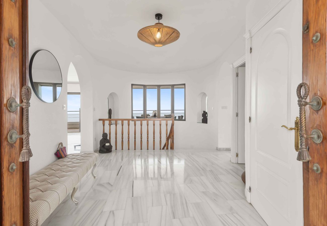 Villa in Benalmádena - Beautiful Villa with Magical Sea Views, Private Pool and Jacuzzi! Only 12min walk to the Beach, Restaurants & Shops