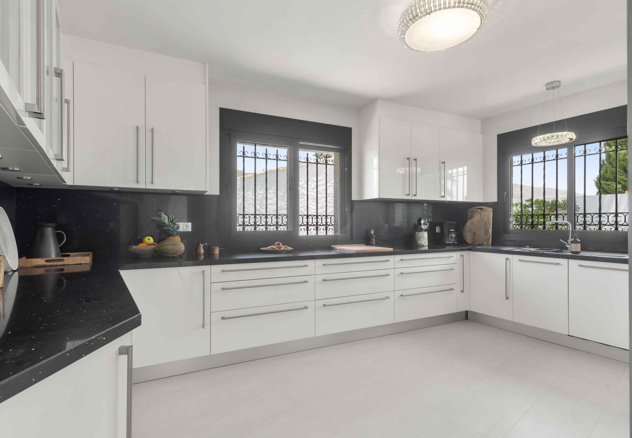 Villa in Benalmádena - Beautiful Villa with Magical Sea Views, Private Pool and Jacuzzi! Only 12min walk to the Beach, Restaurants & Shops