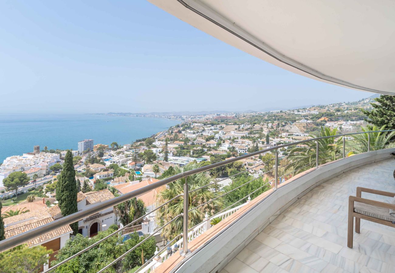Villa in Benalmádena - Beautiful Villa with Magical Sea Views, Private Pool and Jacuzzi! Only 12min walk to the Beach, Restaurants & Shops