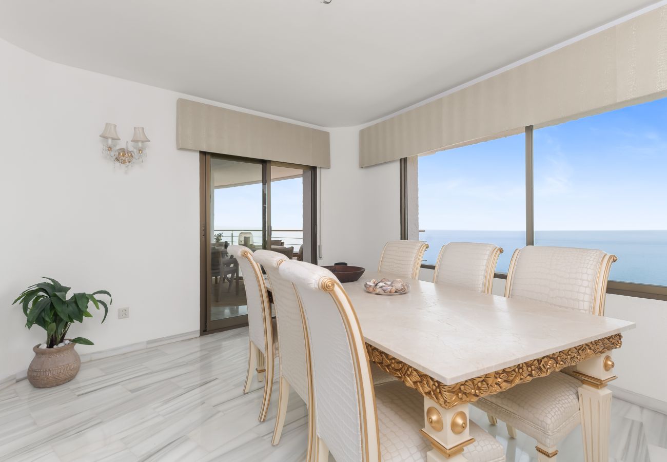 Villa in Benalmádena - Beautiful Villa with Magical Sea Views, Private Pool and Jacuzzi! Only 12min walk to the Beach, Restaurants & Shops