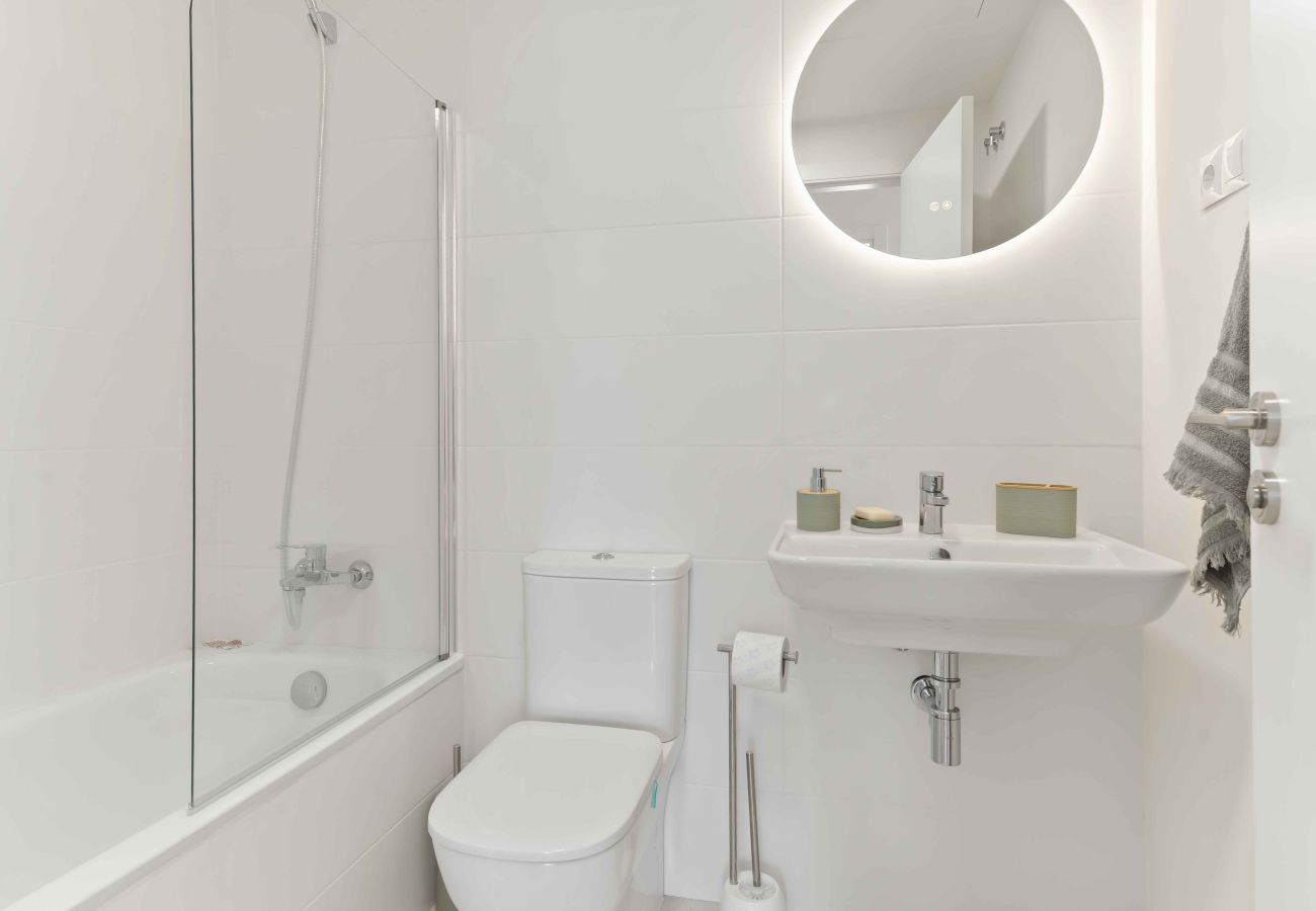 Apartment in Estepona - Modern New built Holiday home with Sea view, Pool, Gym and Kids Playground