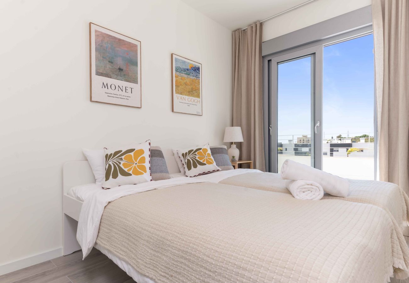 Apartment in Estepona - Modern New built Holiday home with Sea view, Pool, Gym and Kids Playground