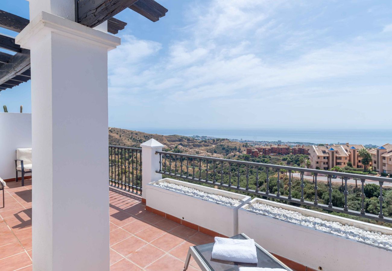Apartment in Mijas Costa - Magical Sea and Mountain Views with Pool, close to Local Restaurants, Shop, Padel and Golf